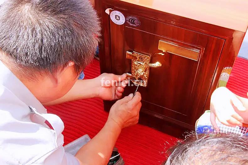 温州苍南开锁换锁公司附近24小时汽车开锁(温州附近开锁电话)